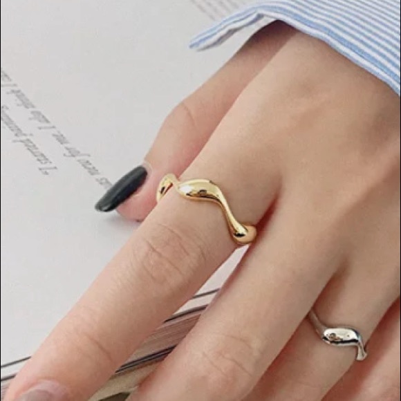 ⚡️🌊 Insta Thin Wave Ring - Picture 4 of 6